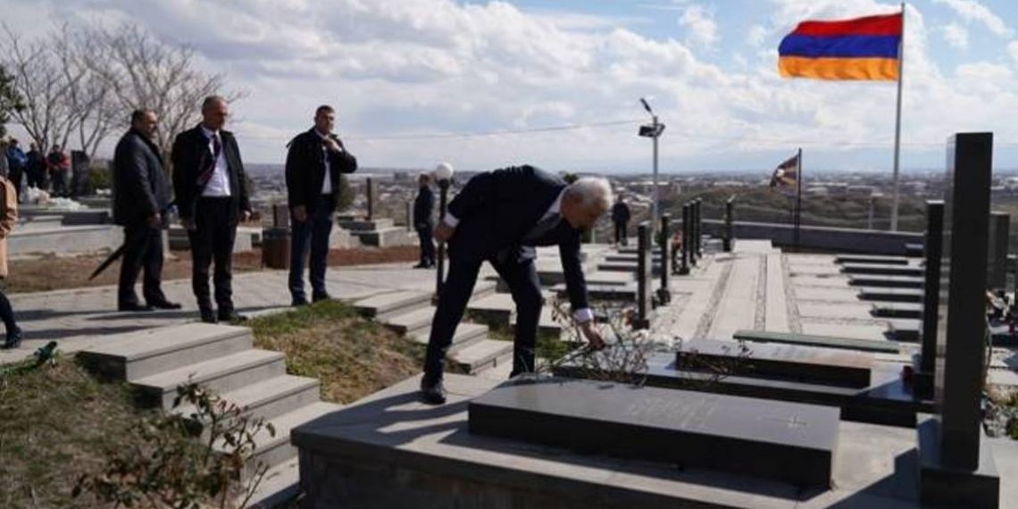 Новоизбранный президент Ваагн Хачатурян посетил воинский пантеон Ераблур