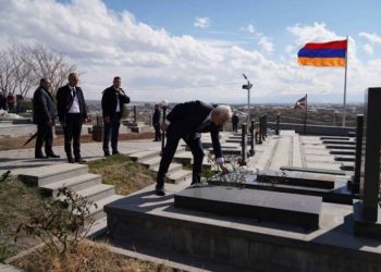 Новоизбранный президент Ваагн Хачатурян посетил воинский пантеон Ераблур