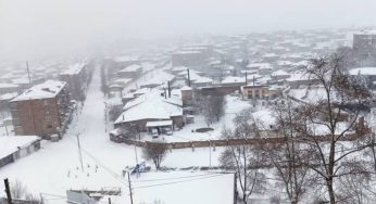 В Гегаркунике продолжается обильный снегопад