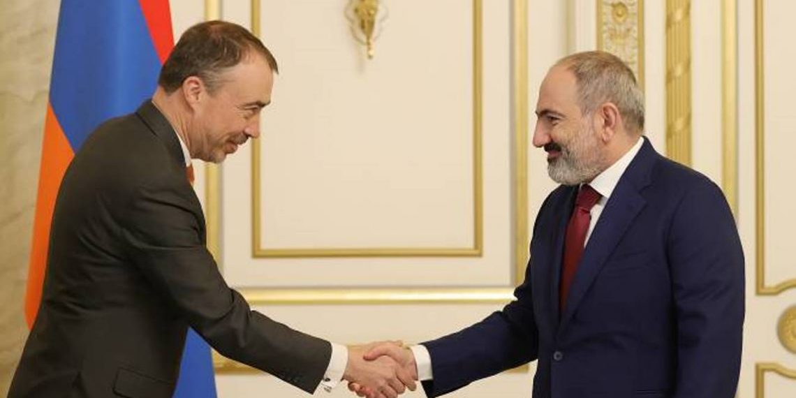 Пашинян и Клаар подчеркнули необходимость всеобъемлющего урегулирования карабахского конфликта под эгидой МГ ОБСЕ