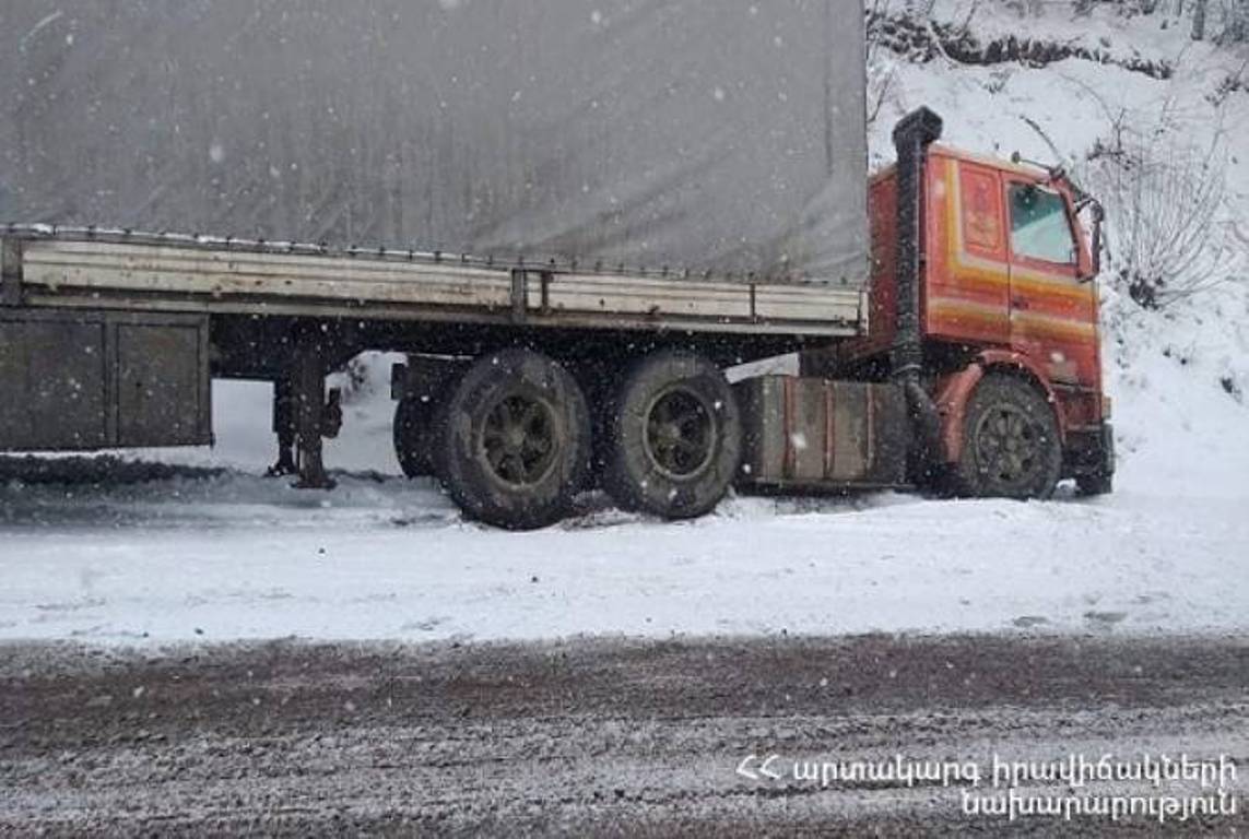 В Сюникской области спасатели освободили из затора около 400 легковых и грузовых автомобилей