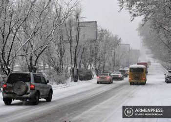 Из-за сильной метели и отсутствия видимости в Армении есть ряд закрытых дорог