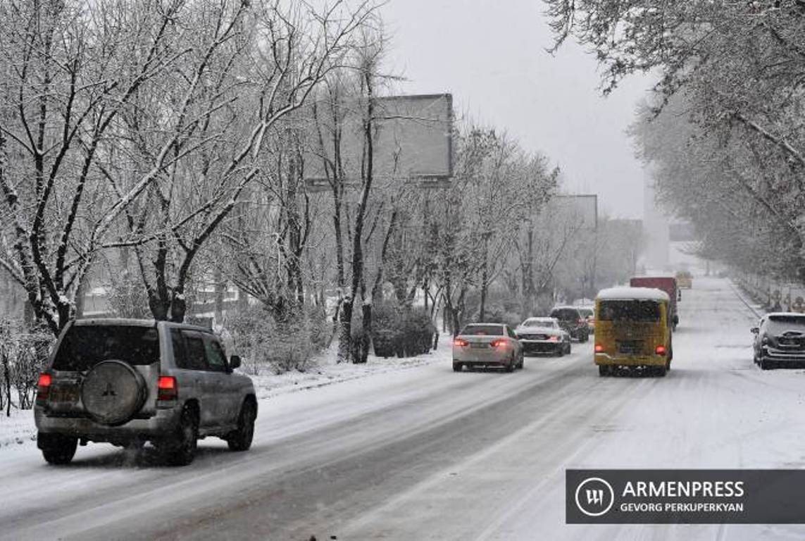 Из-за сильной метели и отсутствия видимости в Армении есть ряд закрытых дорог