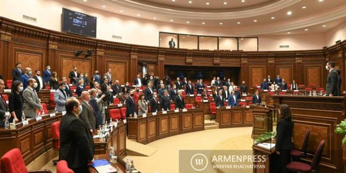 Депутаты Национального собрания минутой молчания почтили память жертв погромов в Шуши в 1920 году