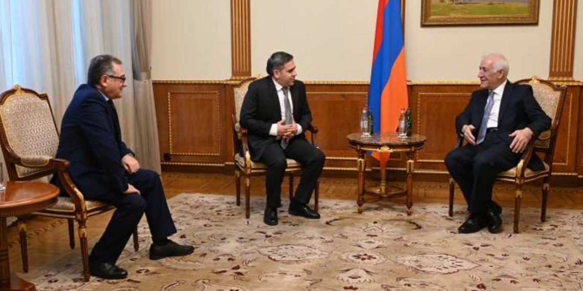 Ваагн Хачатурян принял президента и вице-президента ФФА