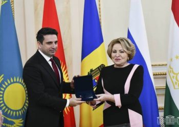 Ален Симонян получил награду от Валентины Матвиенко