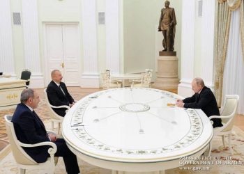 Путин обсудил с Пашиняном и Алиевым ситуацию в Карабахе