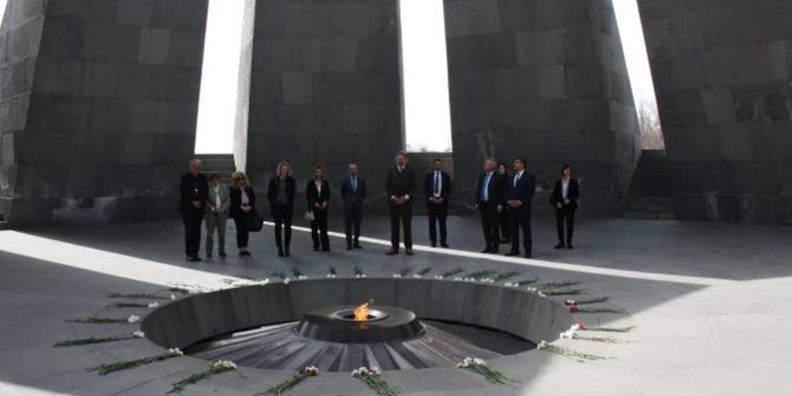 Руководитель группы дружбы Великобритания-Армения посетил Мемориал жертвам Геноцида армян