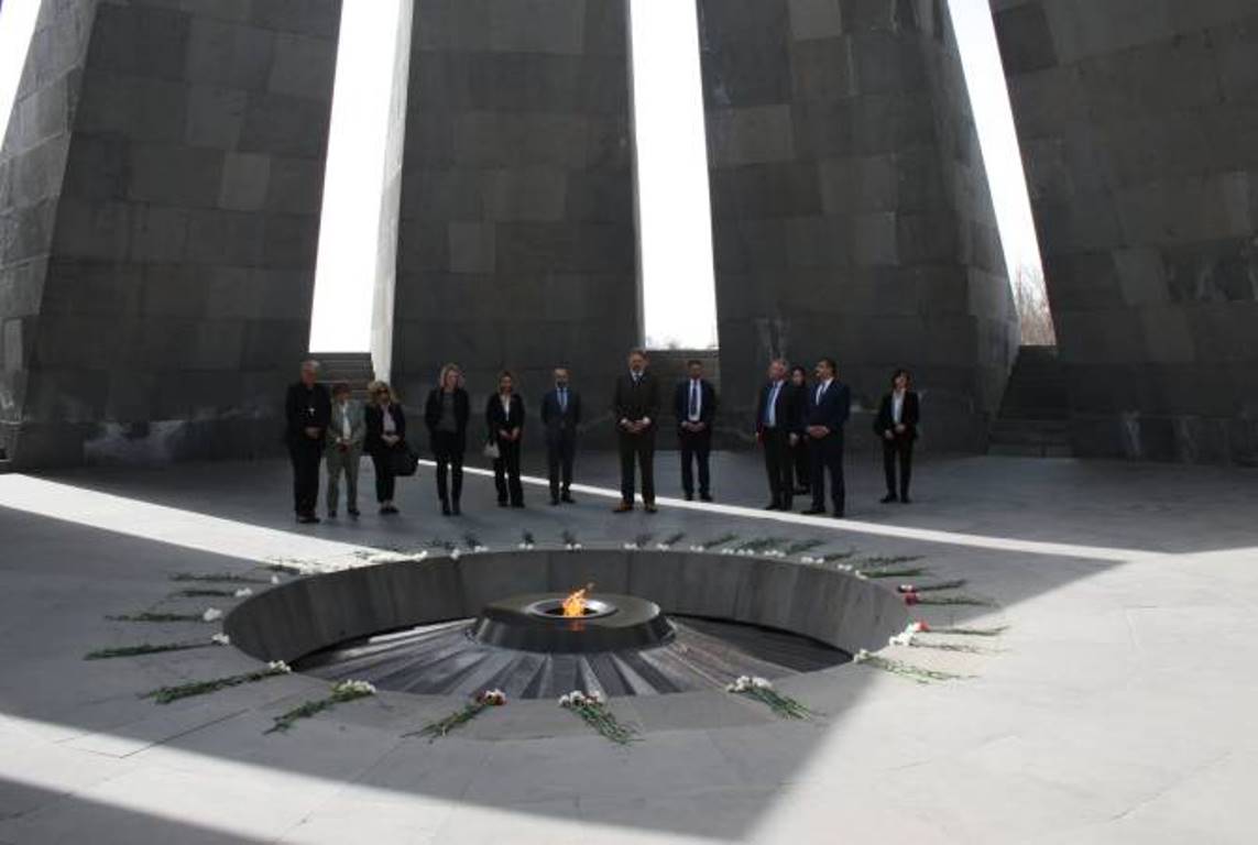 Руководитель группы дружбы Великобритания-Армения посетил Мемориал жертвам Геноцида армян