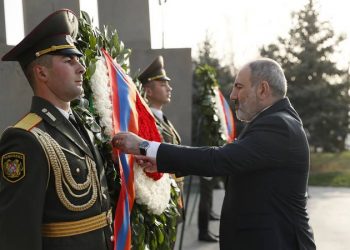 Никол Пашинян почтил память героев Четырехдневной апрельской войны