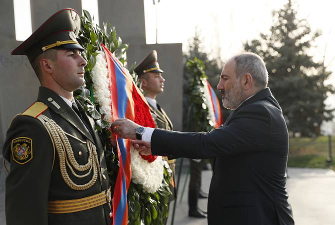 Никол Пашинян почтил память героев Четырехдневной апрельской войны