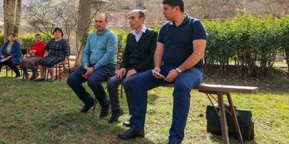 Артак Бегларян посетил сопредельные с линией соприкосновения села Нахиджеваник, Вардадзор и Сарнахпюр