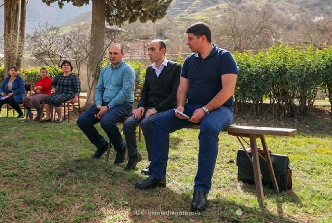 Артак Бегларян посетил сопредельные с линией соприкосновения села Нахиджеваник, Вардадзор и Сарнахпюр