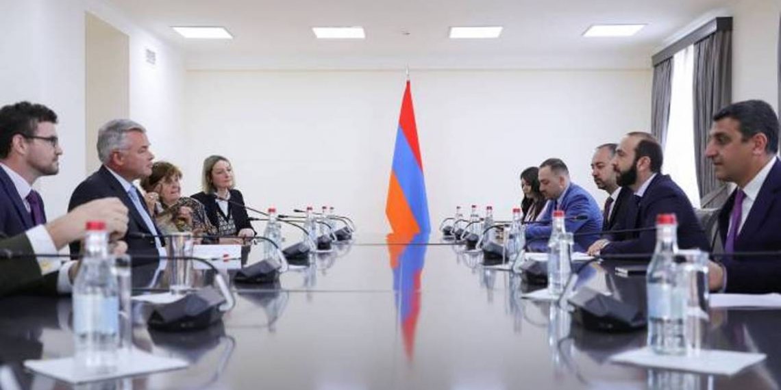 Арарат Мирзоян и делегация парламентской группы дружбы Армении-Великобритании обсудили ситуацию в зоне карабахского конфликта