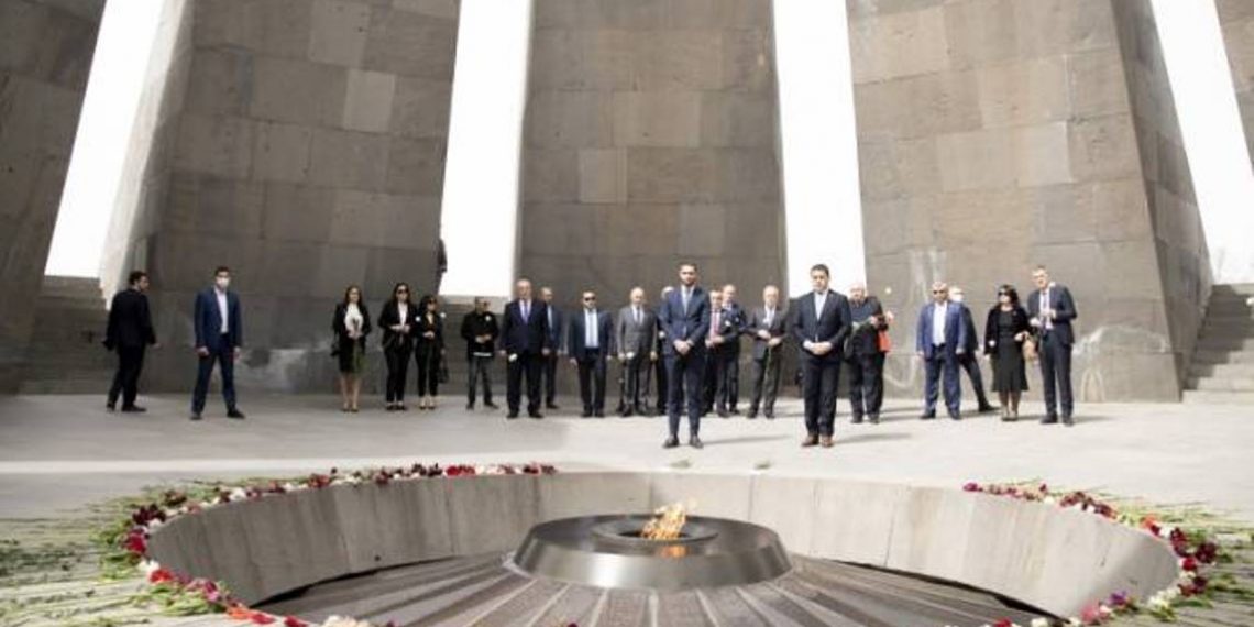 Председатель Парламента Грузии посетил Мемориальный комплекс Цицернакаберда