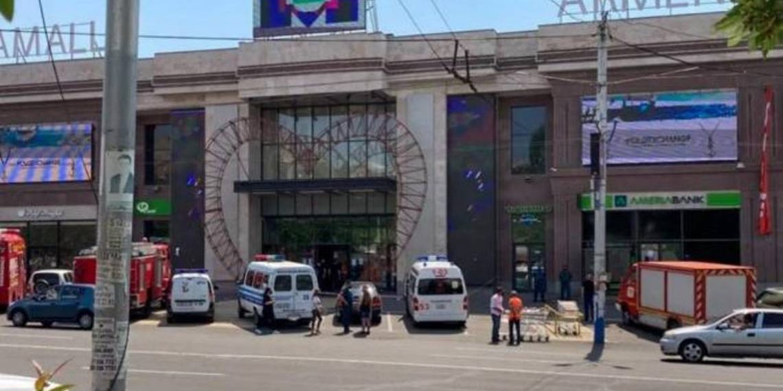 Еще один сигнал о взрывном устройстве в торговом центре «Мегамол»: идет эвакуация людей