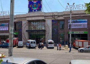 Еще один сигнал о взрывном устройстве в торговом центре «Мегамол»: идет эвакуация людей