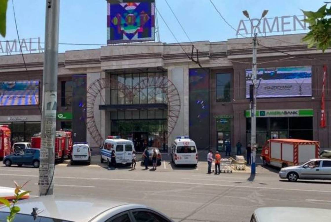 Еще один сигнал о взрывном устройстве в торговом центре «Мегамол»: идет эвакуация людей