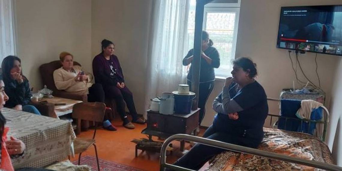 Омбудсмен Арцаха посетил семьи, перемещенные из общины Храморт