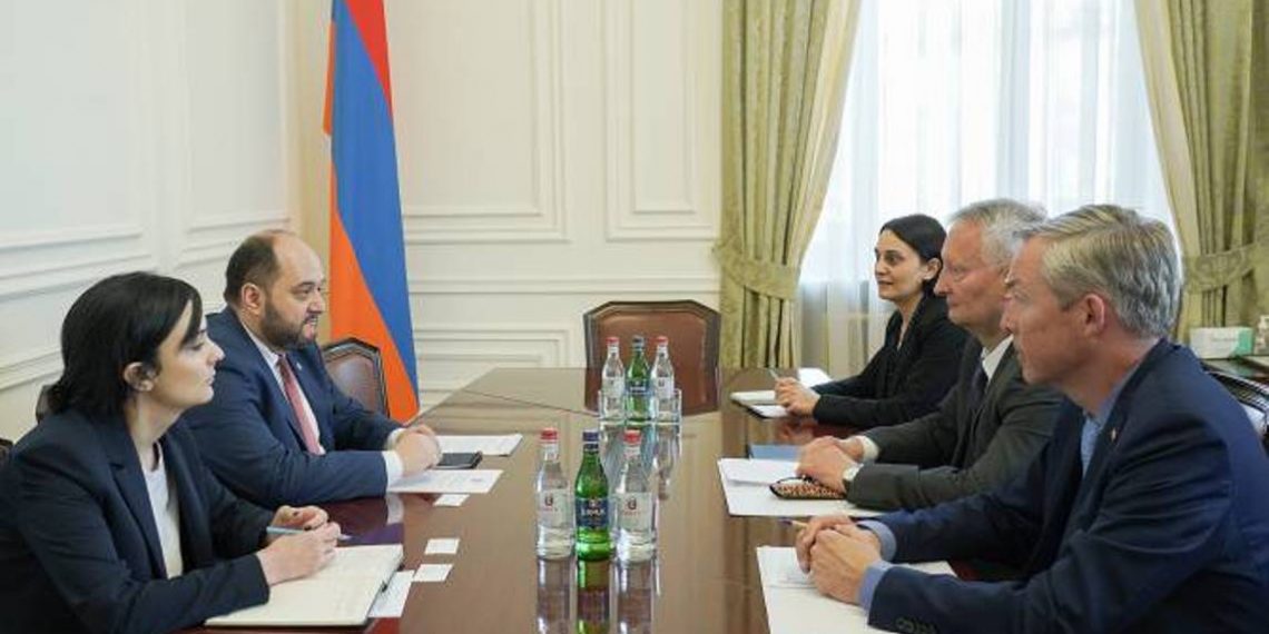 Араик Арутюнян принял посла Германии в Республике Армения Виктора Рихтера