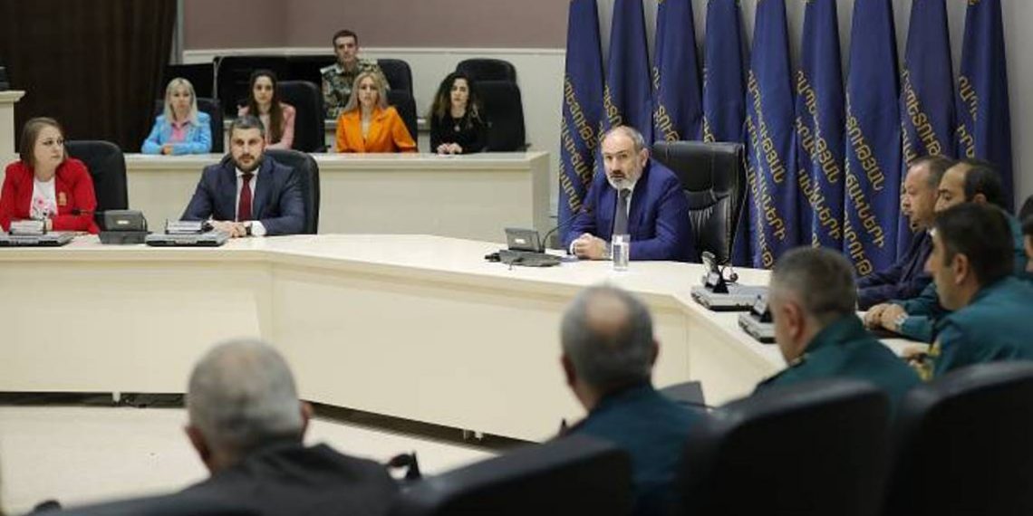 Премьер-министр Пашинян представил аппарату МЧС новоназначенного министра 