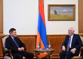 Ваагн Хачатурян принял посла Греции в Армении