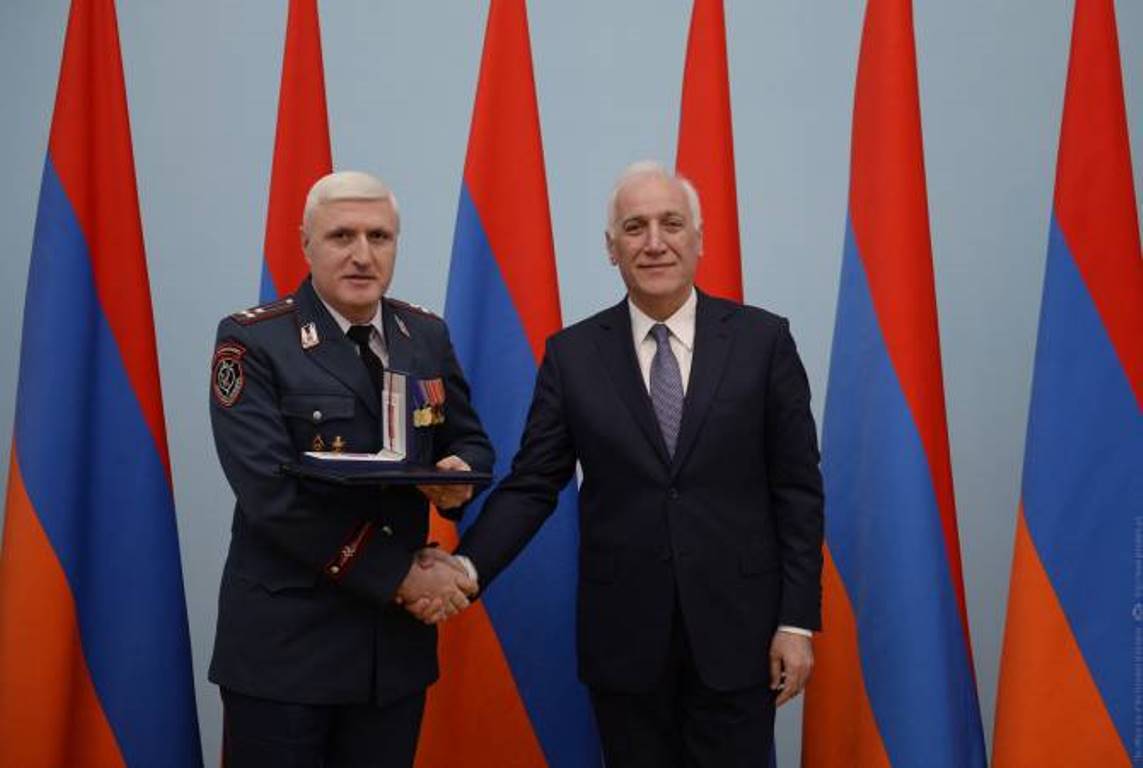 Президент Армении по случаю Дня Полиции вручил группе служащих государственные награды