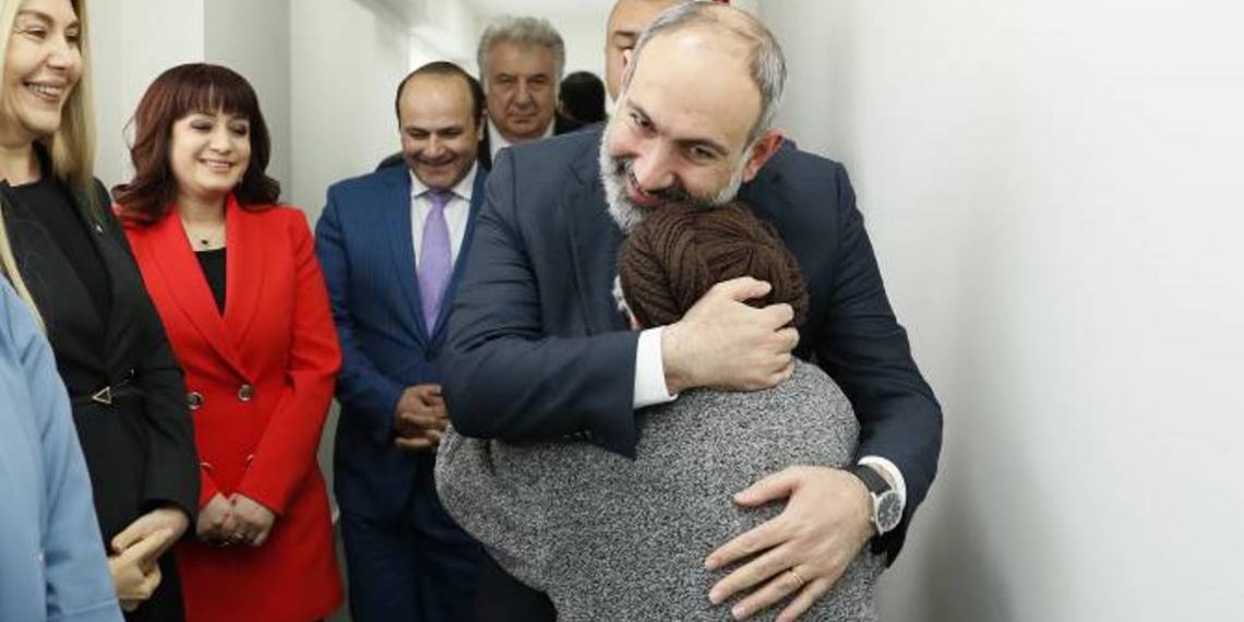 Пашинян ознакомился с ходом проводимых в Центре по уходу за престарелыми Гюмри работ по ремонту и меблировке