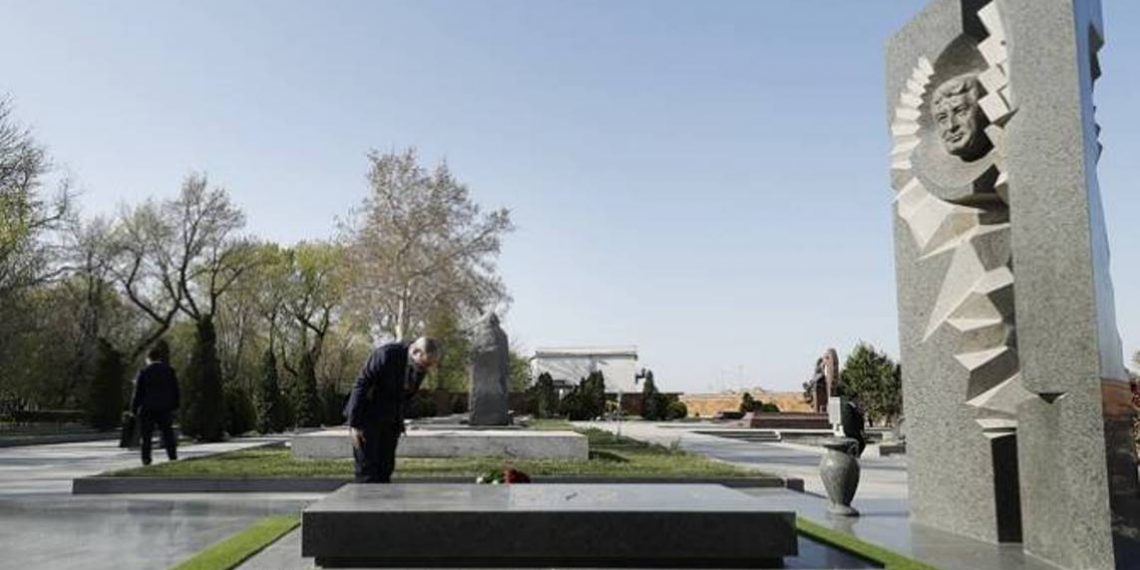 Премьер-министр Пашинян почтил память Карена Демирчяна