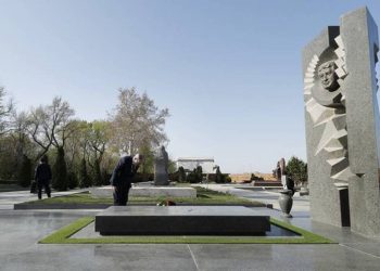 Премьер-министр Пашинян почтил память Карена Демирчяна