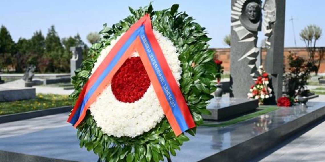 От имени президента Армении был возложен венок к могиле Карена Демирчяна