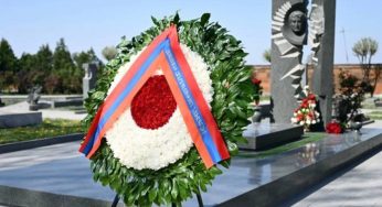 От имени президента Армении был возложен венок к могиле Карена Демирчяна