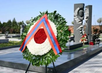 От имени президента Армении был возложен венок к могиле Карена Демирчяна