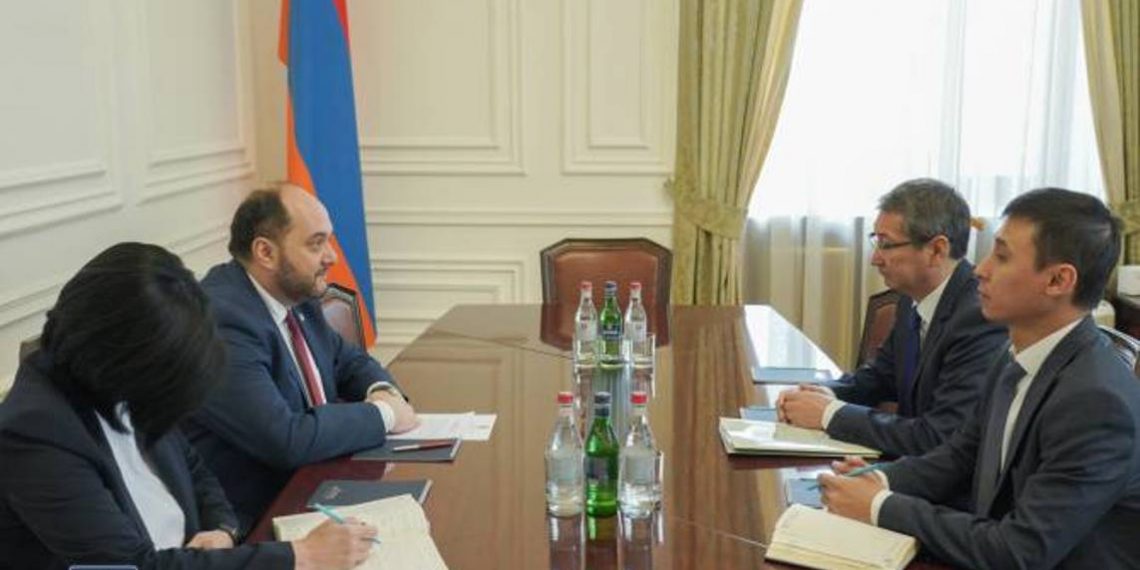 Араик Арутюнян принял посла Казахстана в Армении Болата Иманбаева