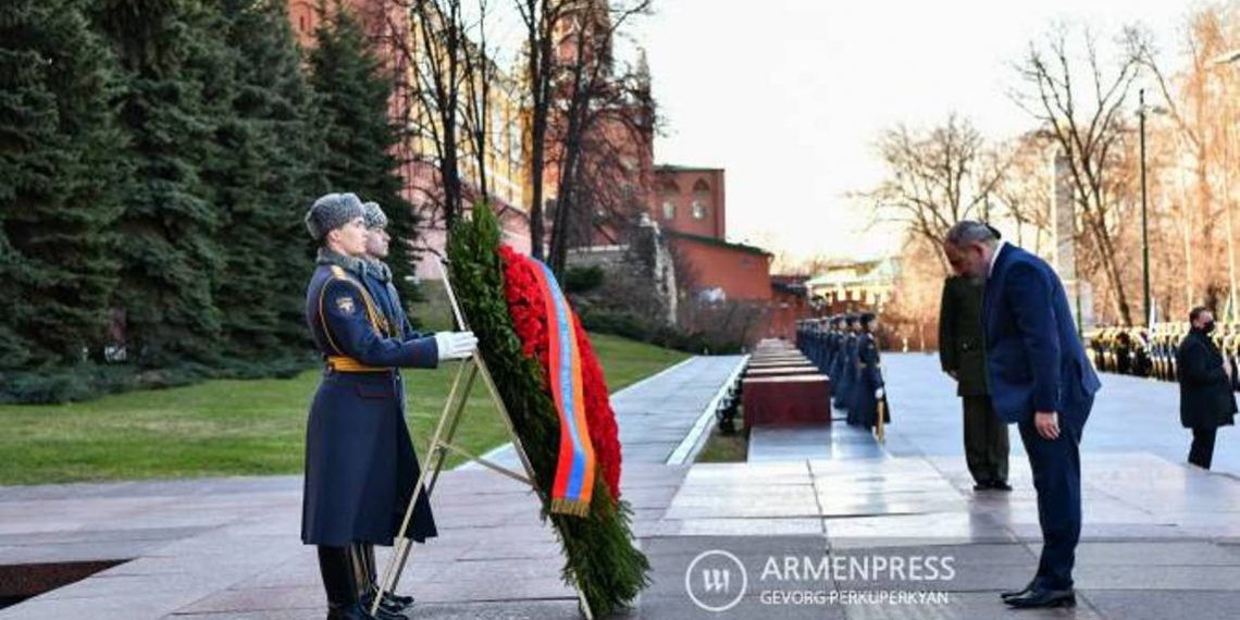 Премьер-министр посетил памятник Неизвестному солдату в Александровском парке