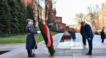 Премьер-министр посетил памятник Неизвестному солдату в Александровском парке
