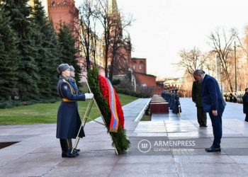 Премьер-министр посетил памятник Неизвестному солдату в Александровском парке