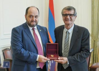 Австралийский меценат армянского происхождения Герос Диланчян награжден памятной медалью премьер-министра Армении