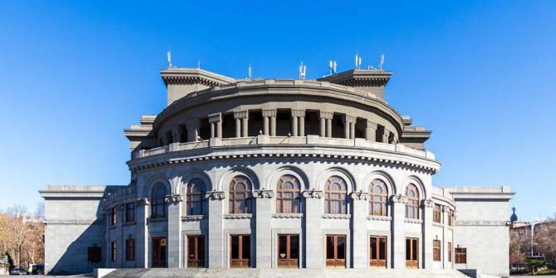 В связи с 107-й годовщиной Геноцида армян оперный театр организует концерт под открытым небом