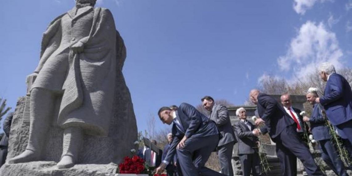 На участке трассы Ванадзор-Ташир под названием Пушкинские повороты установлен памятник Александру Пушкину