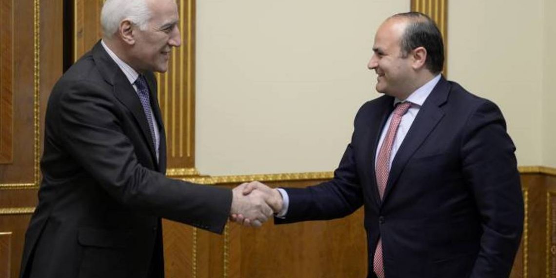 Президент Ваагн Хачатурян принял министра труда и социальных вопросов Армении Нарека Мкртчяна