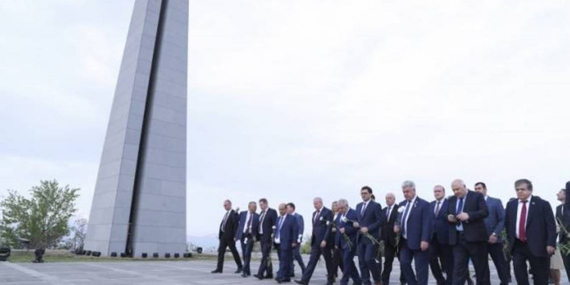 Члены межпарламентской комиссии по сотрудничеству между НС Армении и ФС РФ посетили Мемориал в Цицернакаберде