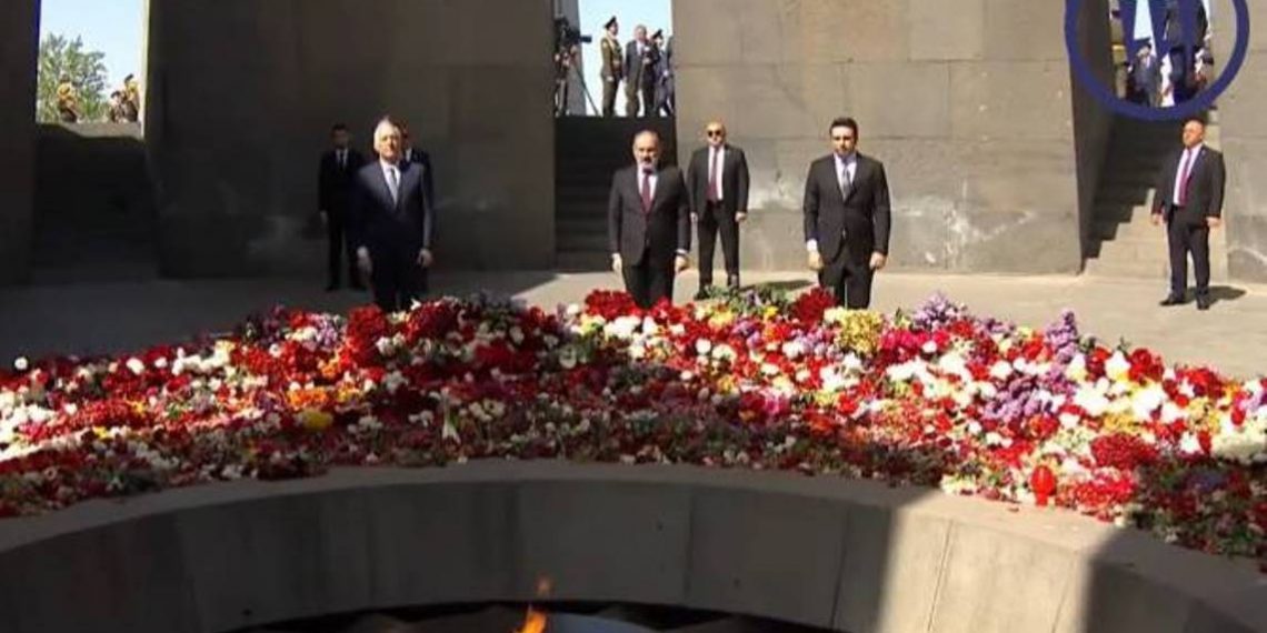 Высшее руководство Армении почтило память жертв Геноцида армян