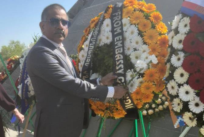Посол Республики Индия в Армении почтил память жертв Геноцида армян