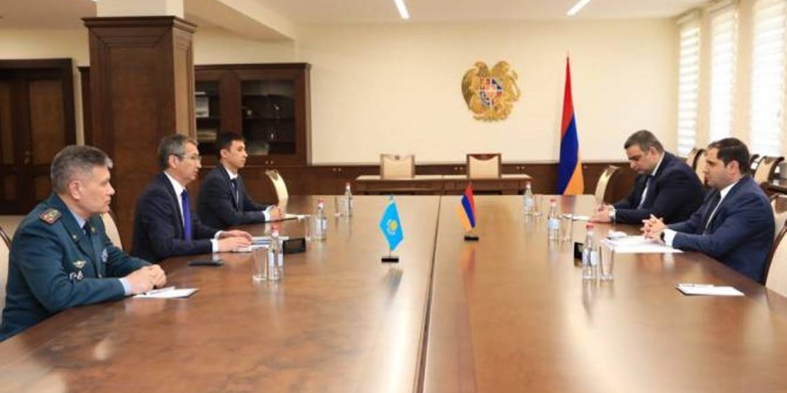 Сурен Папикян и посол Казахстана в Армении обсудили армяно-казахстанское сотрудничество в сфере обороны