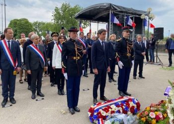 По случаю годовщины Геноцида армян от имени президента Франции возложен венок к памятнику Комитаса в Париже