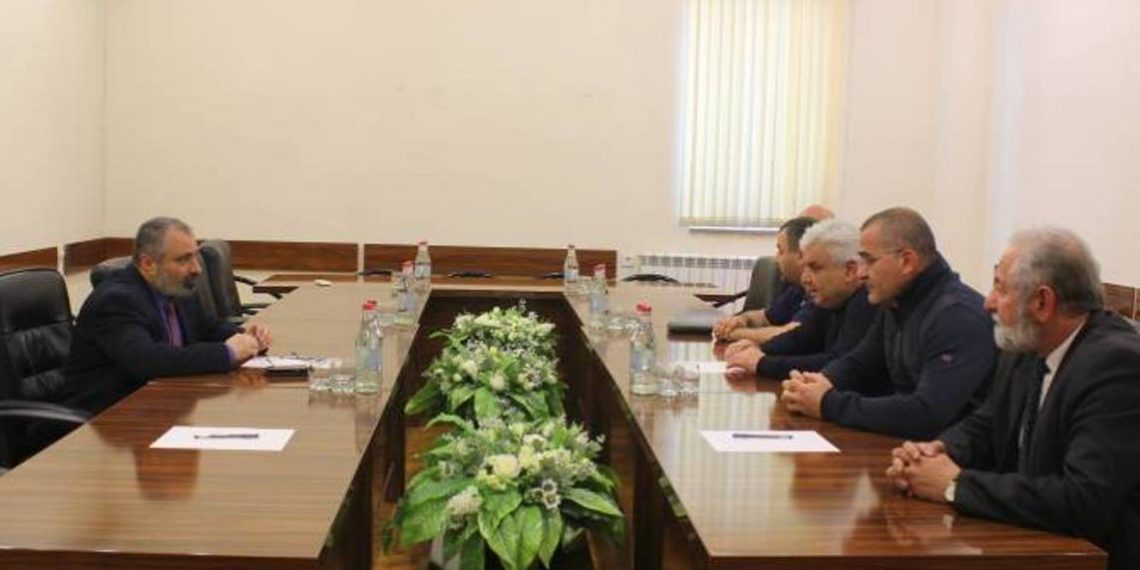 Глава МИД Арцаха провел встречу с руководителями парламентских фракций