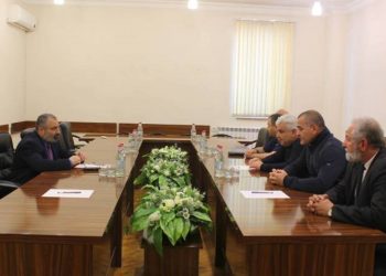 Глава МИД Арцаха провел встречу с руководителями парламентских фракций