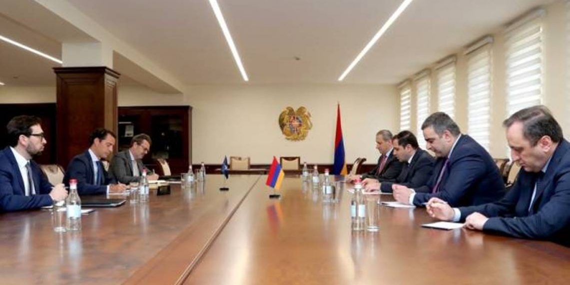 Министр обороны Армении принял спецпредставителя генерального секретаря НАТО по Кавказу и Центральной Азии