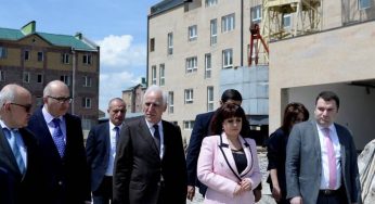 Президент Армении в Гюмри посетил территорию строящихся жилых домов и детского сада в районе «Муш-2» 